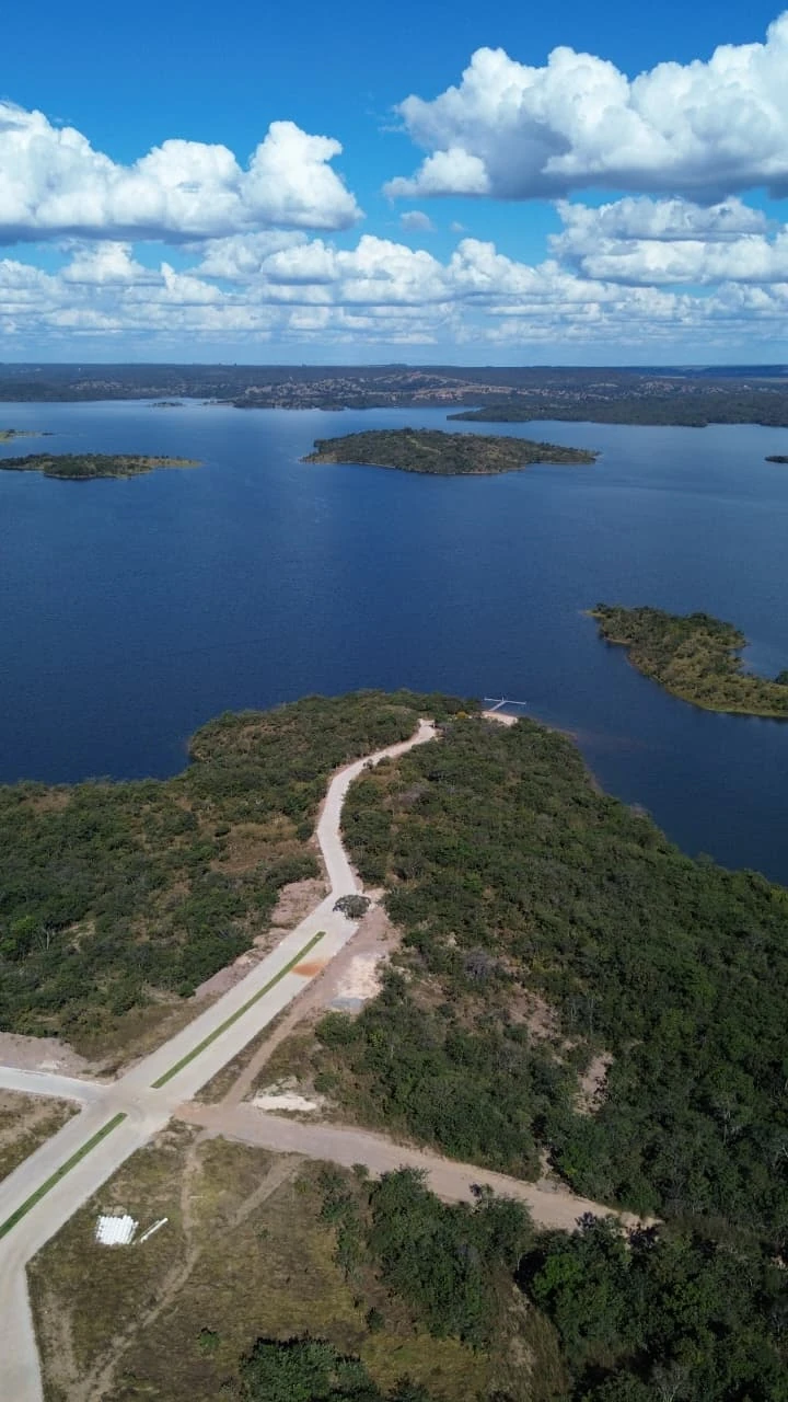 Via de acesso e panorama do lago
