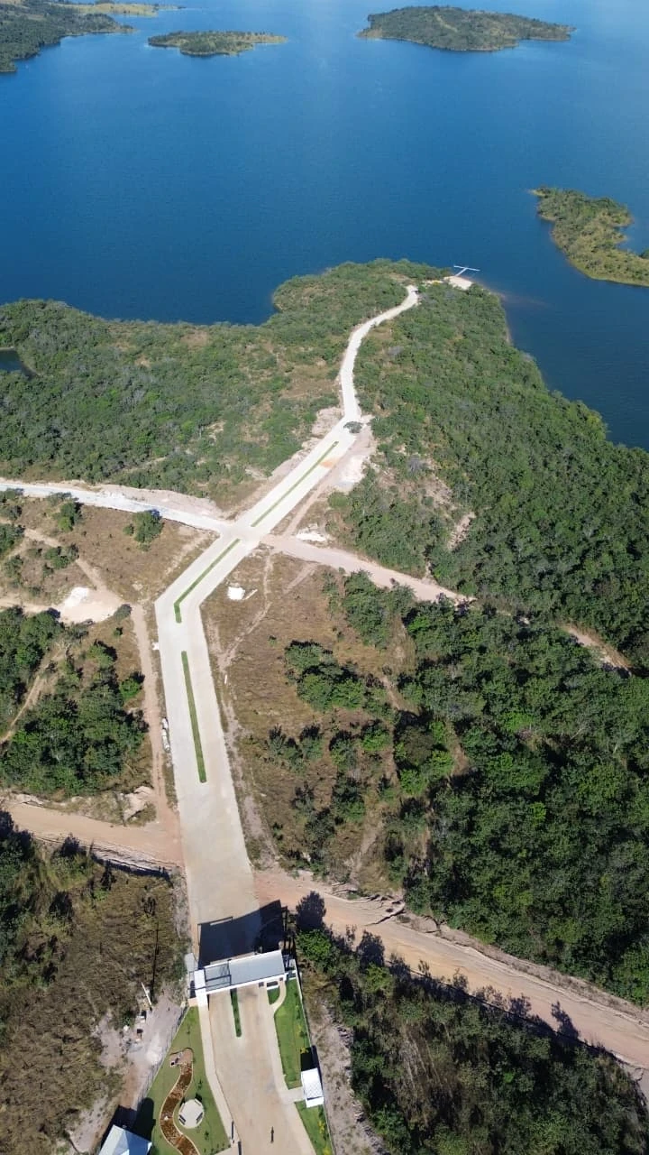 Vista aérea da entrada e vias internas