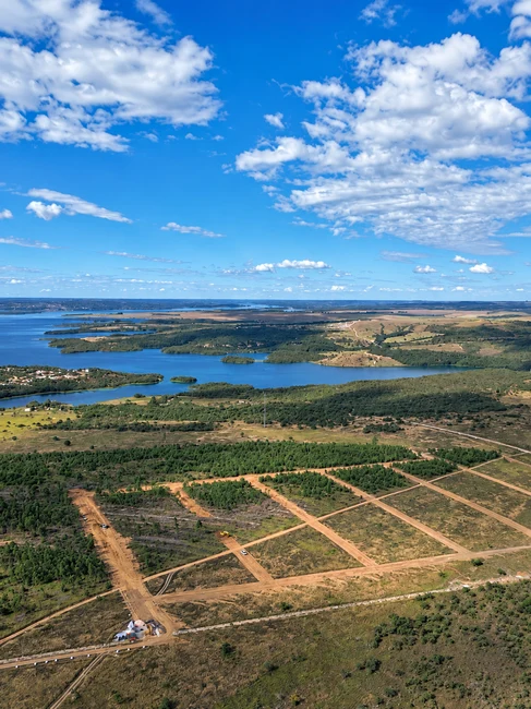 Vista aérea de uma área de lotes na região do lago